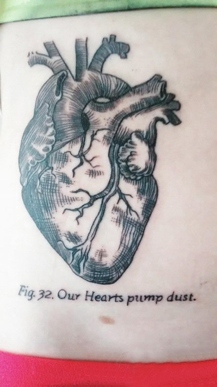点击大图看下一张：心脏纹身 男生背部心脏纹身图片