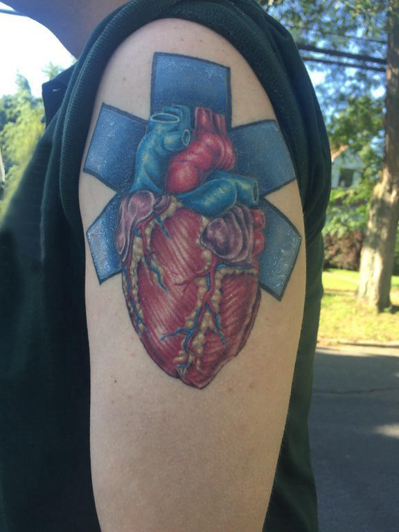 点击大图看下一张：心脏纹身 男生手臂上心脏纹身图片