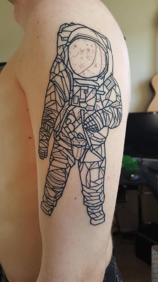 点击大图看下一张：宇航员纹身图案 男生手臂上宇航员纹身图片