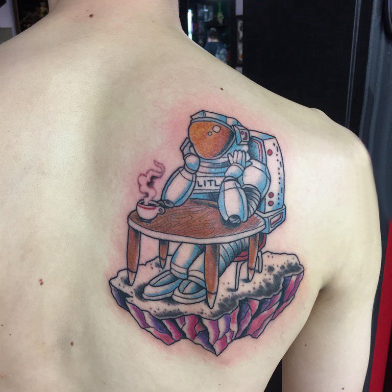点击大图看下一张：宇航员纹身图案 女生背部宇航员纹身图片