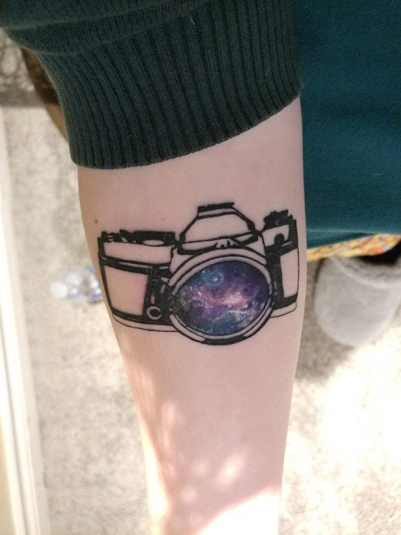 点击大图看下一张：照相机纹身 女生手臂上相机纹身图案