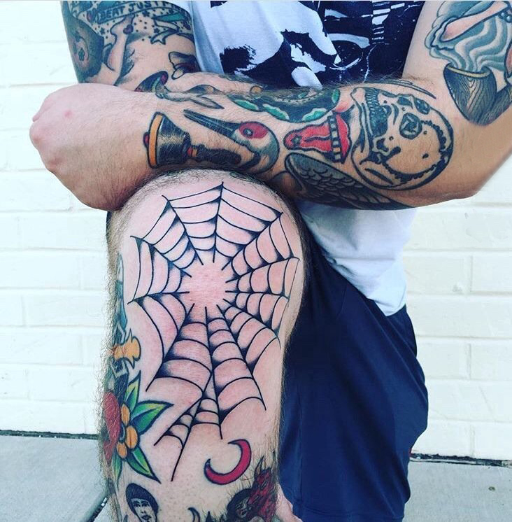 点击大图看下一张：蜘蛛网纹身图案 男生小腿上黑色的蜘蛛网纹身图片