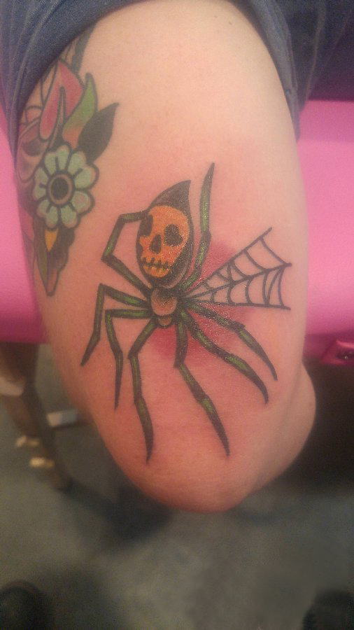 点击大图看下一张：蜘蛛纹身 男生手臂上骷髅和蜘蛛纹身图片