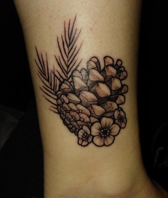 点击大图看下一张：植物纹身 男生脚踝上黑色的松果纹身图片
