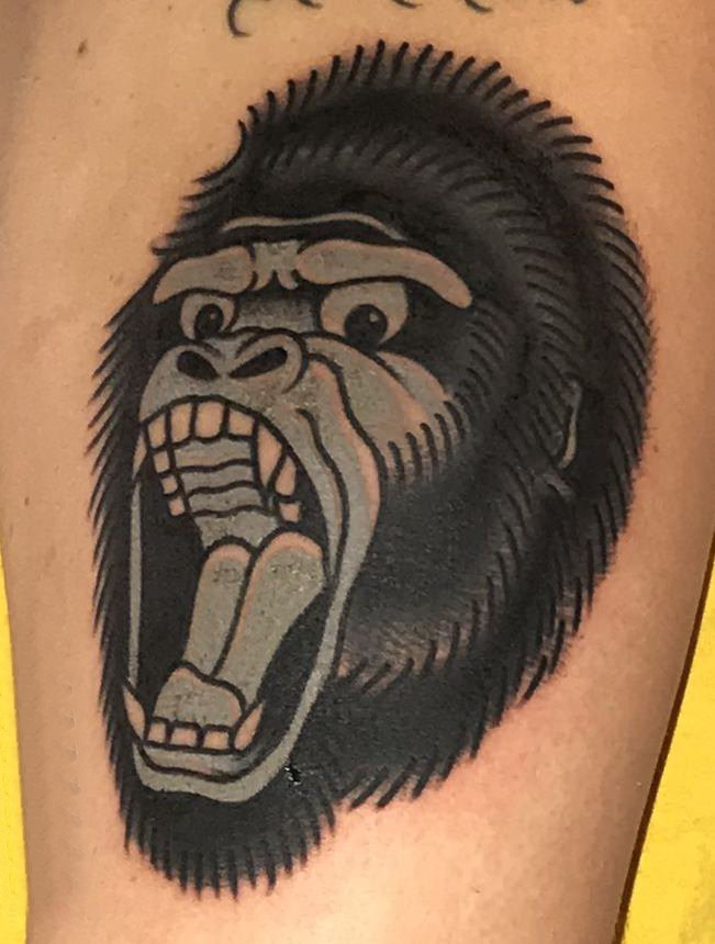 点击大图看下一张：百乐动物纹身 男生大腿上黑色的猩猩纹身图片