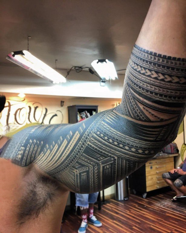 点击大图看下一张：部落图腾纹身 男生手臂上几何纹身图片