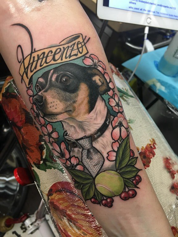 点击大图看下一张：百乐动物纹身 女生手臂上植物和小狗纹身图片