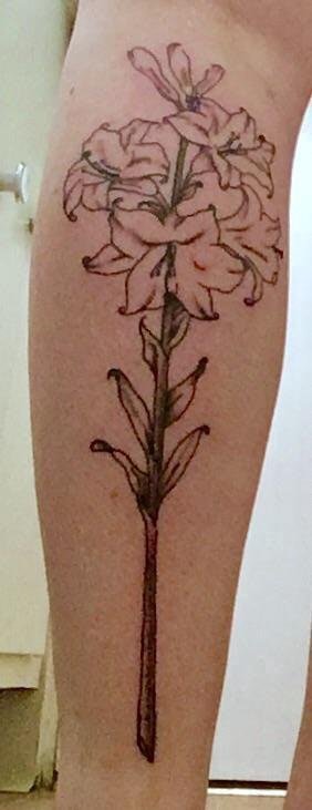 点击大图看下一张：抽象线条纹身 女生小腿上黑色的花朵纹身图片