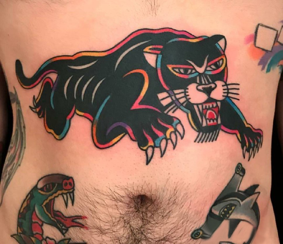 点击大图看下一张：腹部纹身 男生腹部彩色的豹子纹身图片