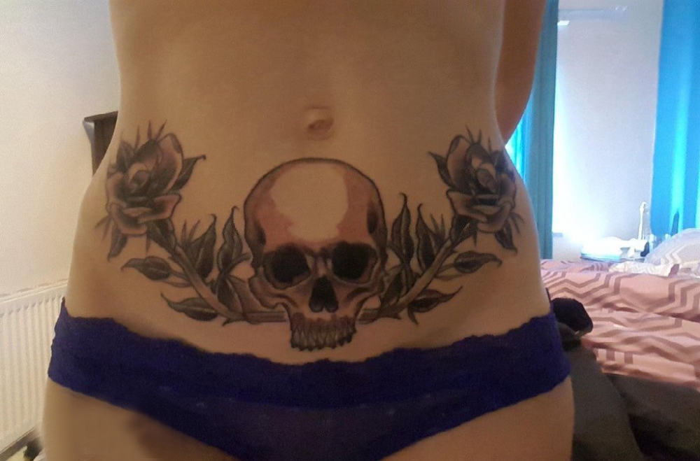 点击大图看下一张：腹部纹身 女生腹部植物和骷髅纹身图片