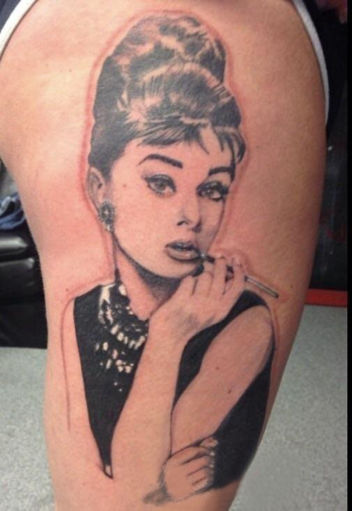 点击大图看下一张：国际纹身明星 女生大腿上黑色的奥黛丽赫本纹身图片