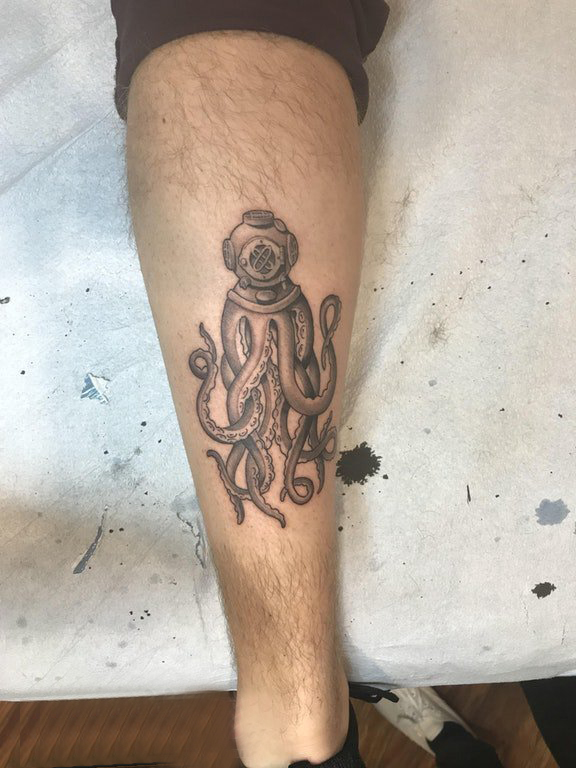 点击大图看下一张：黑色章鱼纹身 男生小腿上黑色的章鱼纹身图片
