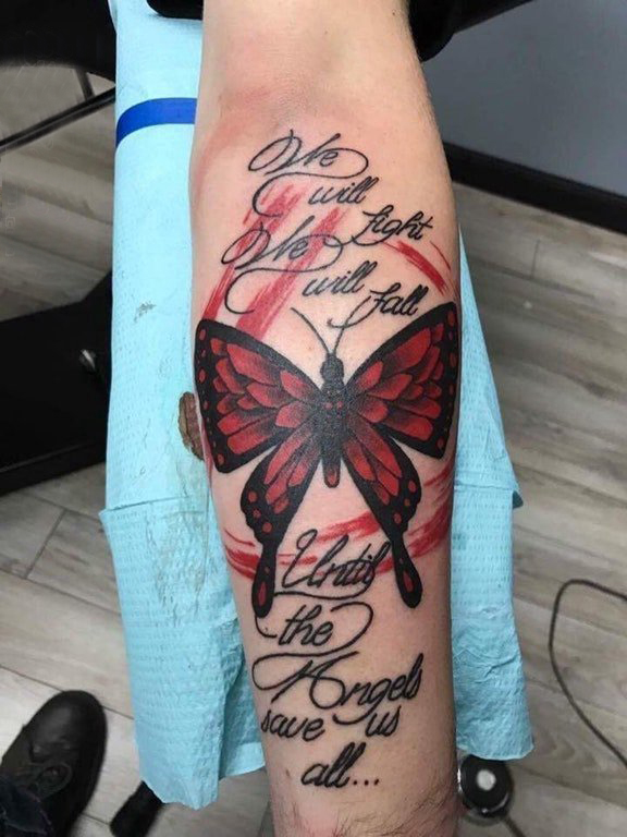 点击大图看下一张：蝴蝶纹身女 女生手臂上蝴蝶纹身图片
