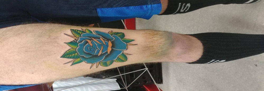 点击大图看下一张：花朵纹身 男生大腿上彩色花朵纹身图案