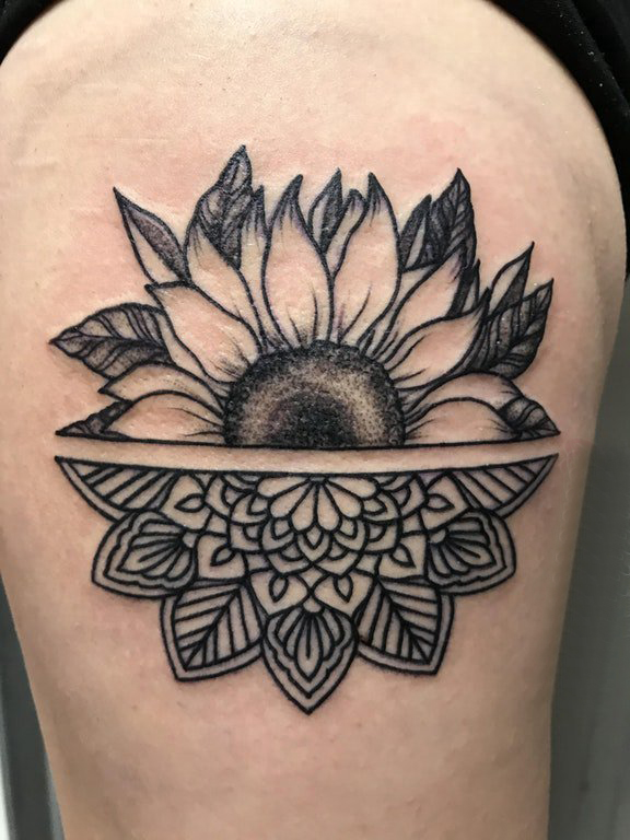 点击大图看下一张：花朵纹身 女生大腿上梵花和向日葵拼接纹身图片
