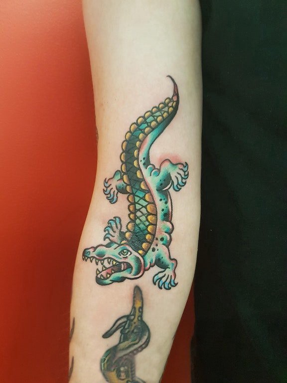 点击大图看下一张：卡通鳄鱼纹身 女生手臂上彩色的鳄鱼纹身图片