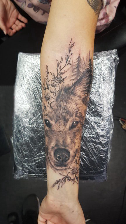 点击大图看下一张：狼纹身 女生手臂上狼头纹身图片