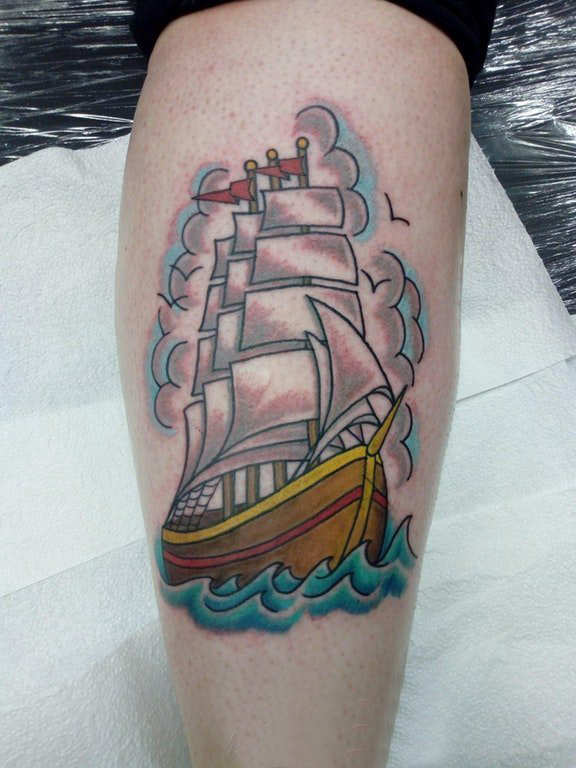 点击大图看下一张：欧美小腿纹身 男生小腿上航行的帆船纹身图片