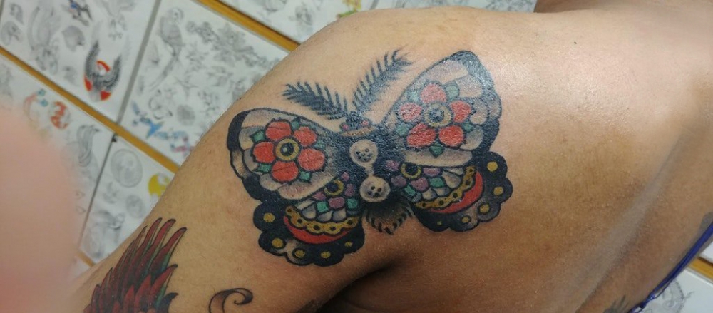 点击大图看下一张：3d蝴蝶纹身 男生手臂上花朵和蝴蝶纹身图片