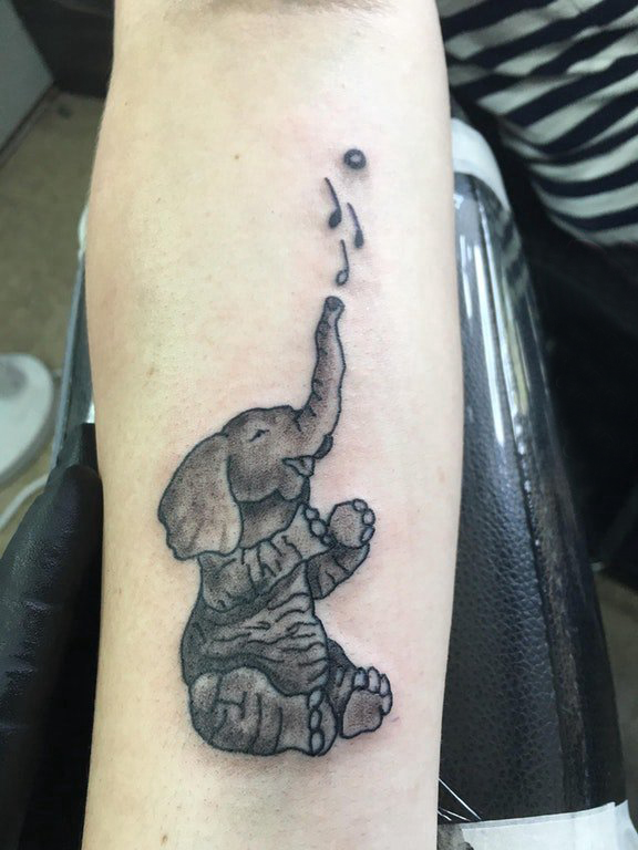 点击大图看下一张：百乐动物纹身 男生手臂上黑色的大象纹身图片