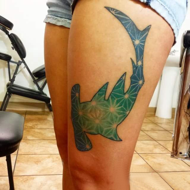 点击大图看下一张：百乐动物纹身 女生大腿上彩色的锤头鲨纹身图片