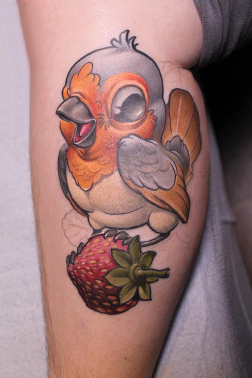 点击大图看下一张：欧美小腿纹身 女生小腿上草莓和小鸟纹身图片