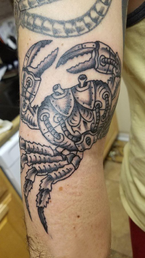 点击大图看下一张：螃蟹纹身图案 男生手臂上黑色的螃蟹纹身图片