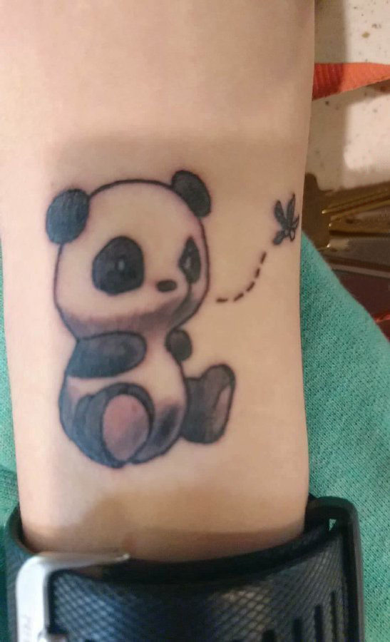 点击大图看下一张：手臂纹身素材 男生手臂上黑色的熊猫纹身图片