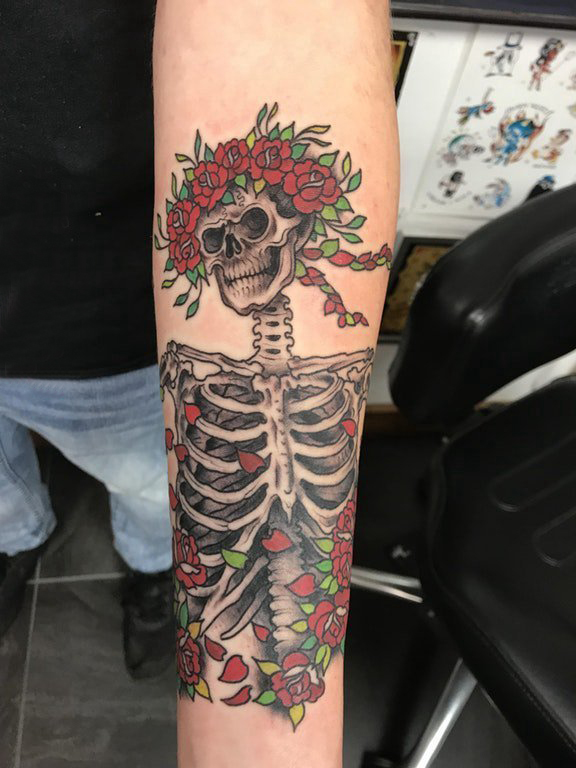 点击大图看下一张：手臂纹身素材 男生手臂上花朵和骷髅纹身图片