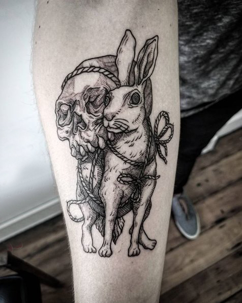 点击大图看下一张：手臂纹身素材 男生手臂上骷髅和兔子纹身图片