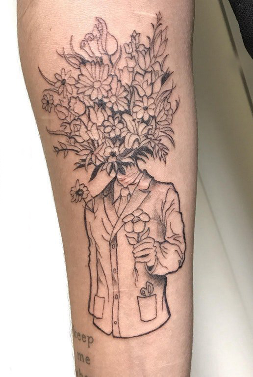点击大图看下一张：手臂纹身素材 男生手臂上人物和花朵纹身图片