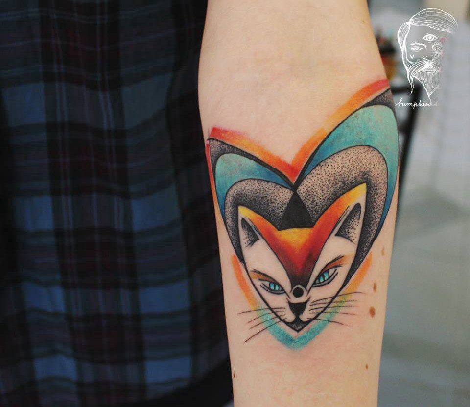 点击大图看下一张：手臂纹身素材 男生手臂上心形和猫咪纹身图片