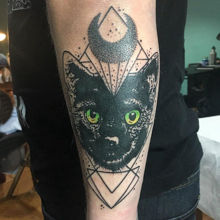 点击大图看下一张：手臂纹身素材 男生手臂上月亮和猫咪纹身图片