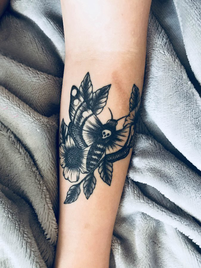 点击大图看下一张：手臂纹身素材 女生手臂上植物和昆虫纹身图片