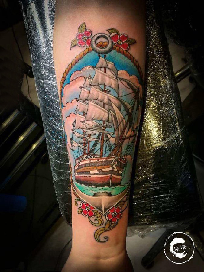 点击大图看下一张：手臂纹身图片 男生手臂上彩色的帆船纹身图片