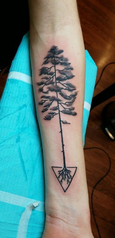 点击大图看下一张：手臂纹身图片 男生手臂上三角形和树纹身图片