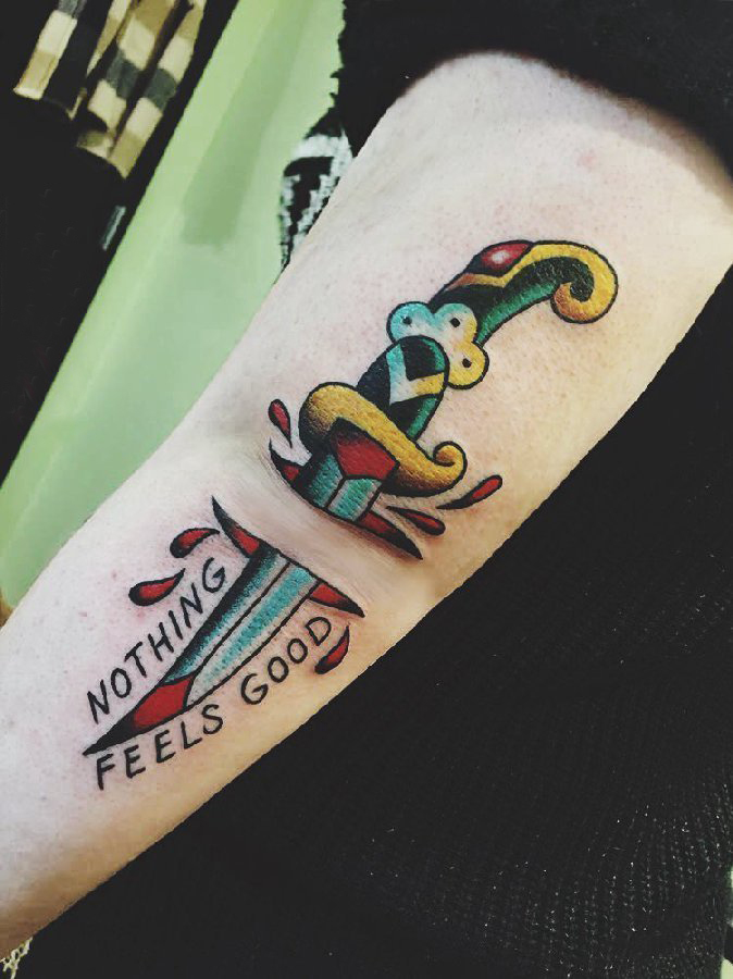 点击大图看下一张：手臂纹身图片 男生手臂上英文和匕首纹身图片