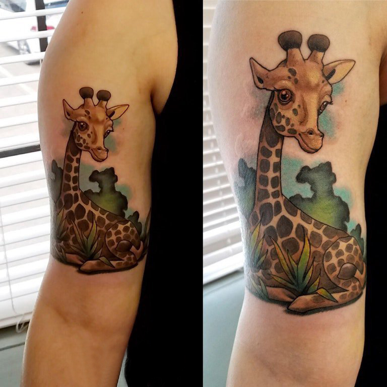 点击大图看下一张：双大臂纹身 男生大臂上植物和长颈鹿纹身图片