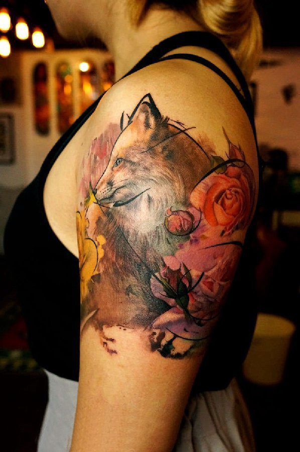 点击大图看下一张：双大臂纹身 女生大臂上花朵和狐狸纹身图片