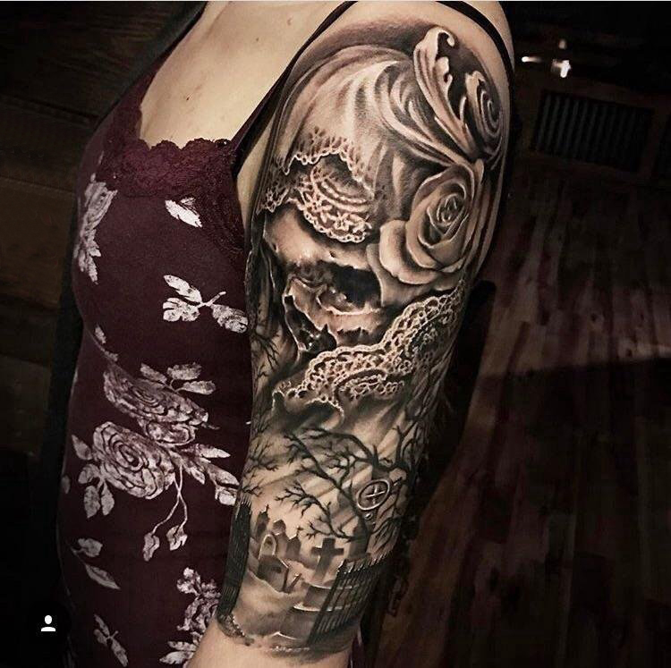 点击大图看下一张：双大臂纹身 女生大臂上花朵和骷髅纹身图片