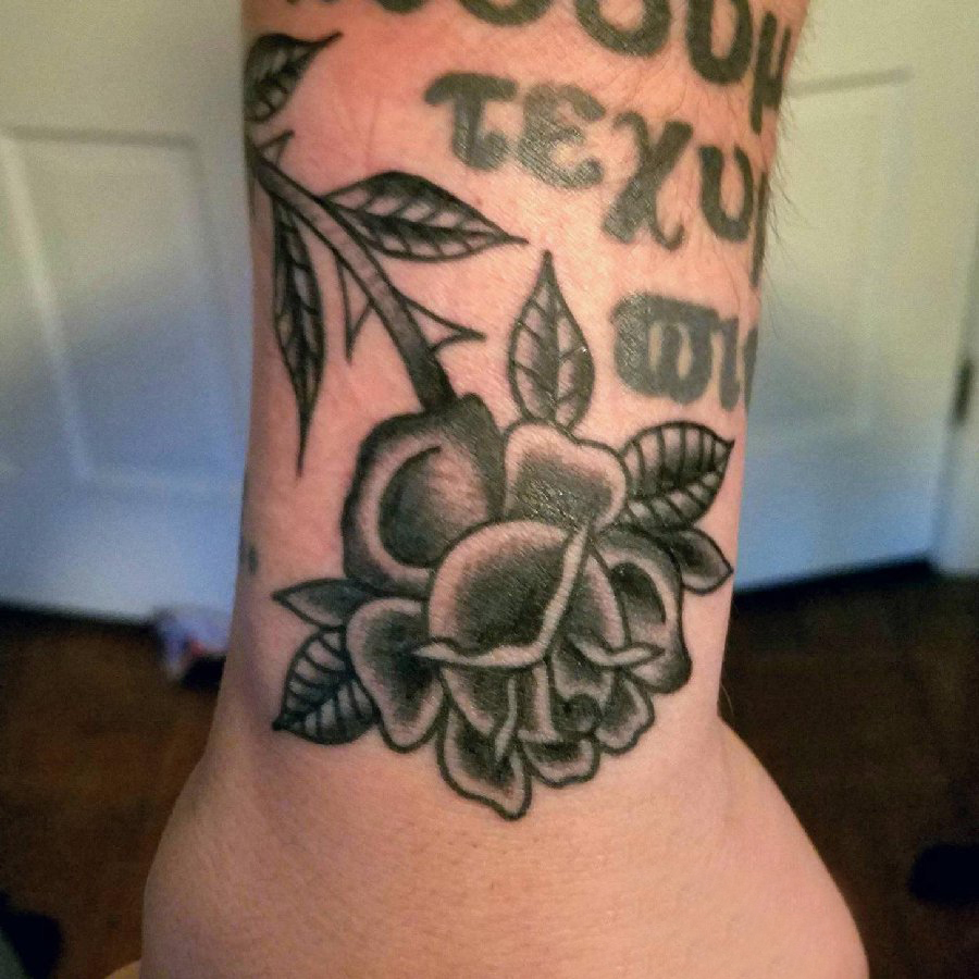 点击大图看下一张：文艺花朵纹身 男生手腕上花朵纹身图片