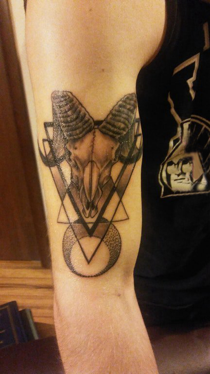 点击大图看下一张：手臂纹身素材 男生手臂上几何和羊头纹身图片