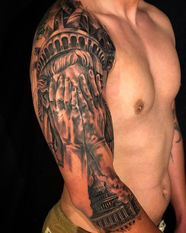 点击大图看下一张：手臂纹身素材 男生手臂上建筑物和人物纹身图片