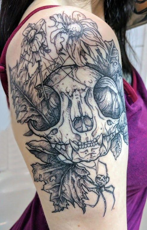 点击大图看下一张：双大臂纹身 女生大臂上植物和骷髅纹身图片