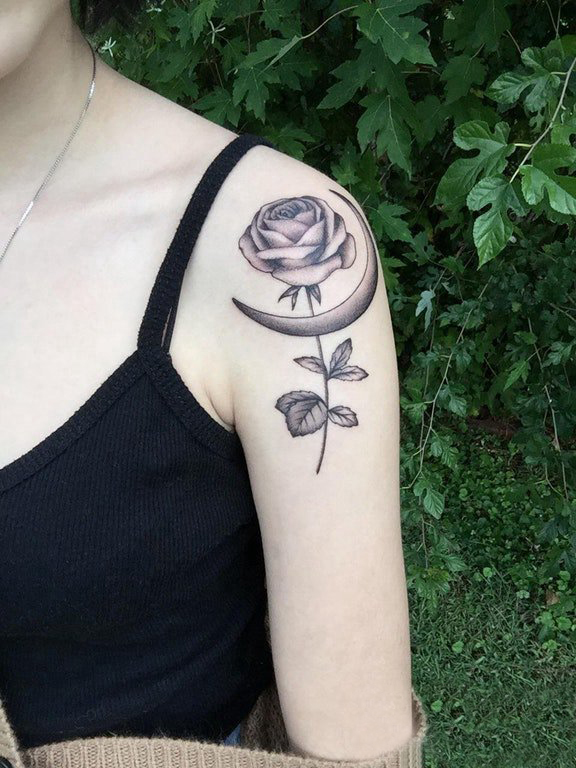 点击大图看下一张：纹身 小玫瑰 女生手臂上玫瑰小清新纹身图片