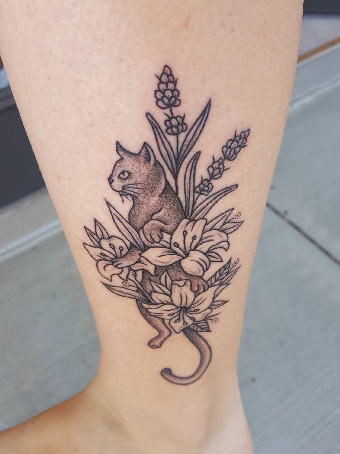 点击大图看下一张：纹身点刺技巧 女生小腿上花朵和猫咪纹身图片