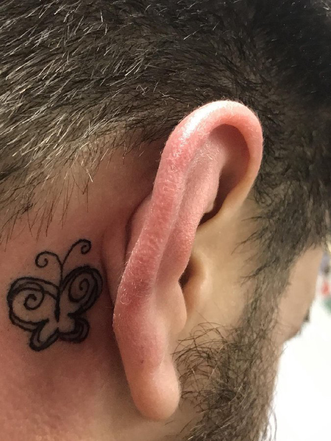 点击大图看下一张：纹身耳后男 男生耳后黑色的蝴蝶纹身图片