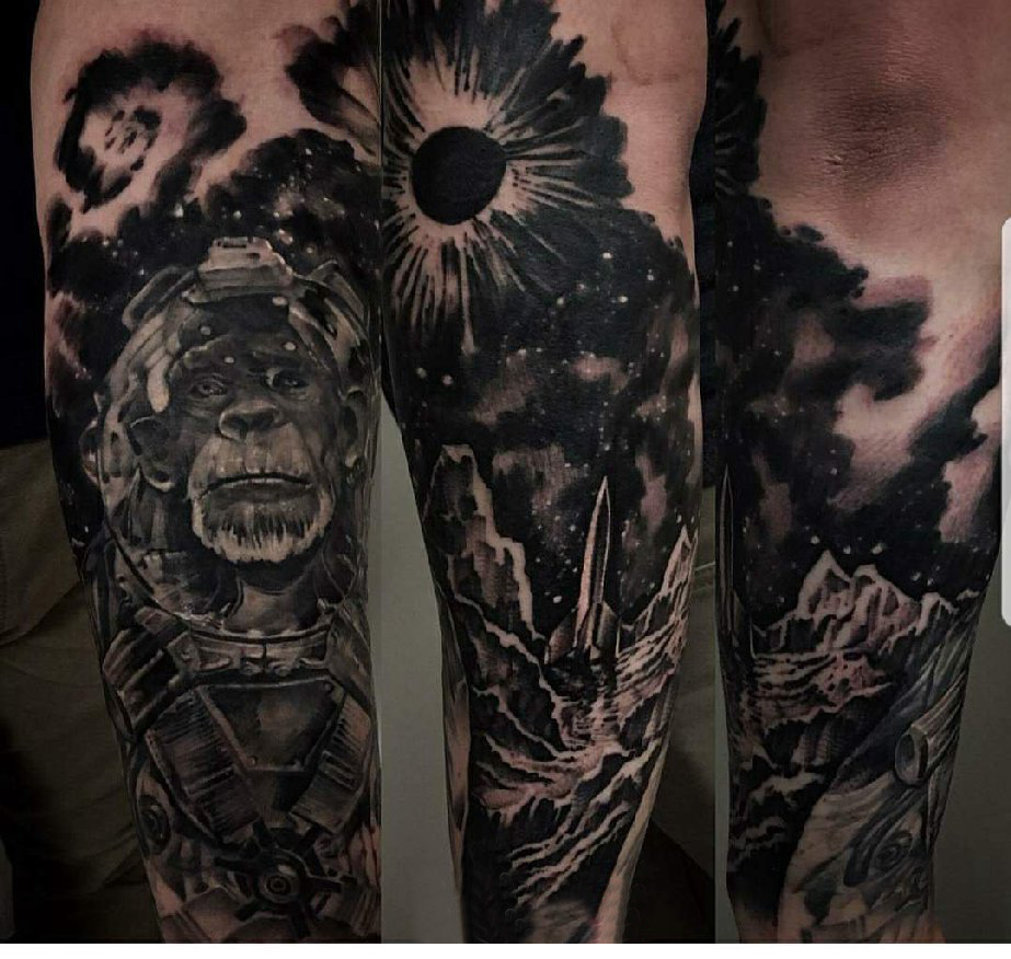 点击大图看下一张：纹身黑色 男生手臂上黑色的猴子纹身图片
