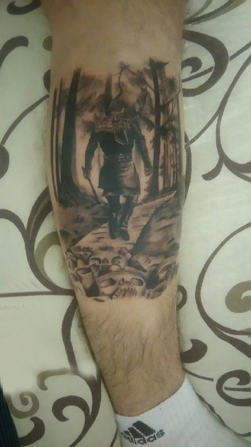 点击大图看下一张：纹身黑色 男生小腿上黑色的人物肖像纹身图片