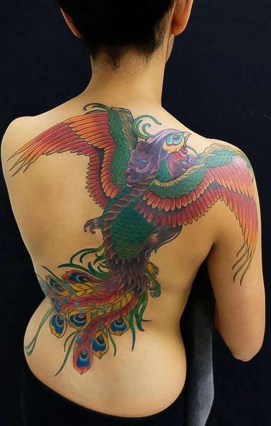 点击大图看下一张：纹身后背女 女生后背上彩色的凤凰纹身图片